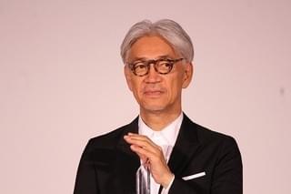 坂本龍一「SAMURAI賞」刀型トロフィーを振り回す！「戦メリ」撮影秘話も明かす