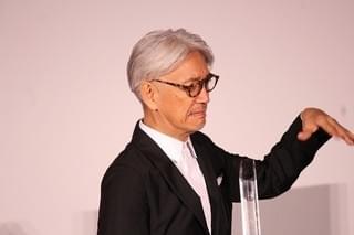 坂本龍一「SAMURAI賞」刀型トロフィーを振り回す！「戦メリ」撮影秘話も明かす