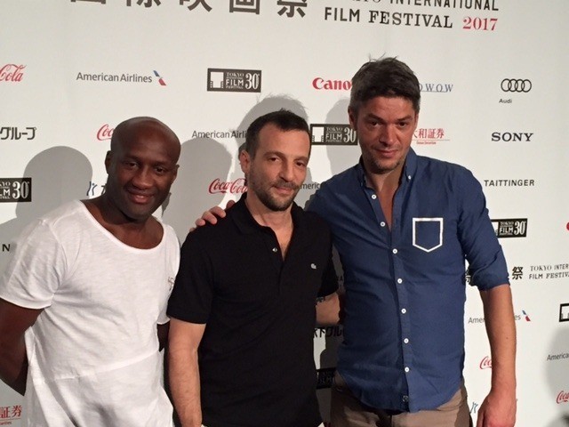 （左から）俳優のソレイマヌ・ムバイエ、 マチュー・カソビッツ、サミュエル・ジュイ監督
