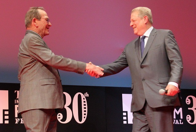 元米副大統領アル・ゴア氏、東京国際映画祭で旧友トミー・リー・ジョーンズと再会 - 画像1