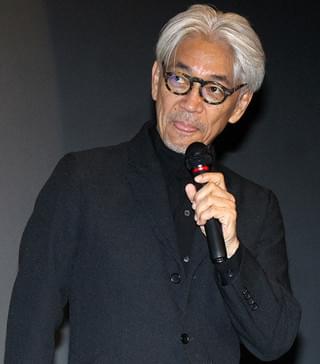 坂本龍一、自身のドキュメンタリーの監督称えるも正視はできず「客観的に見られない」