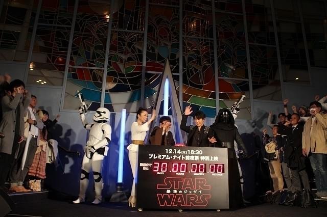 世界にひとつだけ！日劇に「スター・ウォーズ」ライトセーバー型オブジェが点灯