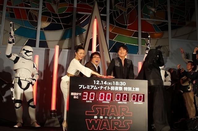 世界にひとつだけ！日劇に「スター・ウォーズ」ライトセーバー型オブジェが点灯