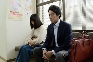 堤真一VS岡田将生！鈴木おさむ原作「名刺ゲーム」金網越しの対峙とらえた場面写真披露