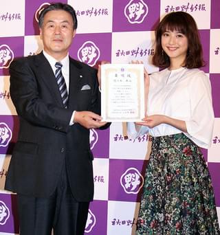 佐々木希、地元紙編集長就任で早速しょっつる鍋を食リポ「しったげ、うめな」