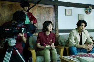 大谷亮平と本田翼がコンビ結成「チェイス」、謎に切り込む場面写真一挙公開！