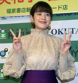 筧美和子、2018年カレンダーは「トイレでじっくり眺めて」