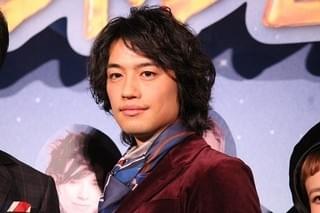 松坂桃李“大切な人へのクリスマスプレゼント”聞かれ妄想全開