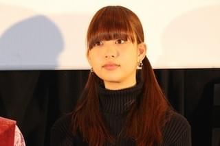 浜辺美波、ハイテンション“顔芸”に全力投球！主演「賭ケグルイ」で女優魂見せる