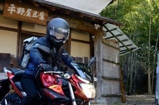 壇蜜、バイク運転姿初披露！「星めぐりの町」場面写真一挙公開