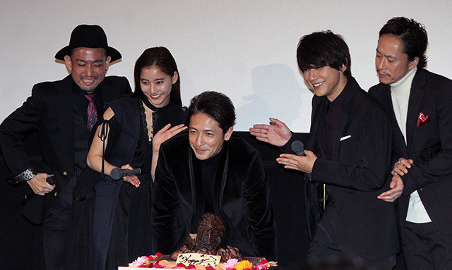 玉木宏、サプライズ誕生日の“肉ケーキ”に舌鼓も「写真にどう写るか心配」