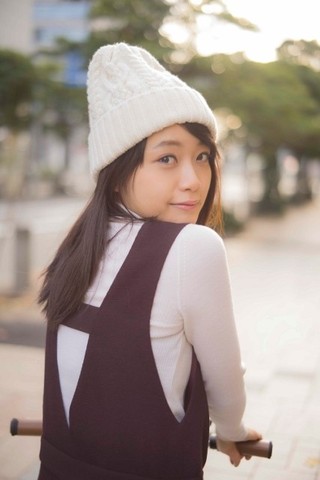 乃木坂46卒業から1年、深川麻衣が初フォトマガジン発売！私物やイラストなど多数披露
