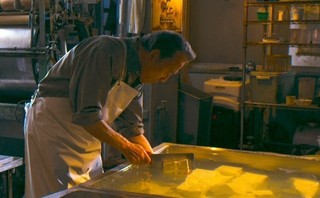 小林稔侍が豆腐職人になりきる 「星めぐりの町」本編映像公開