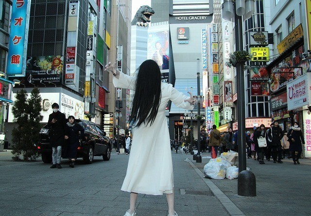「リング」貞子、歌舞伎町に降臨も“いい人”すぎて「めっちゃ愛されてる！」 - 画像1