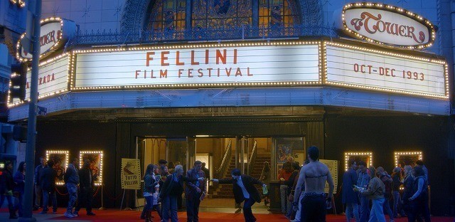 風変わりな少女が「フェリーニ映画祭」が開催されている劇場へ