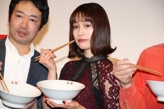 史上初？映画舞台挨拶でラーメン実食 シュールな光景に中村ゆりか「そんなことある？」