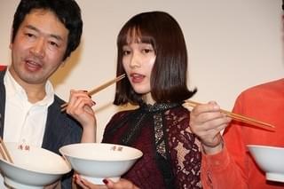 史上初？映画舞台挨拶でラーメン実食 シュールな光景に中村ゆりか「そんなことある？」