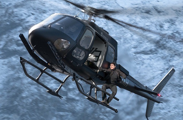 まさに神業！トム・クルーズがヘリコプターで決死の超絶アクロバット飛行