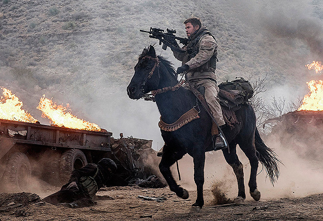 クリス・ヘムズワースが馬にまたがり戦う米兵に 「ホース・ソルジャー」5月公開
