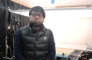 スタジオで取材に応じた村田朋泰氏「松が枝を結び」