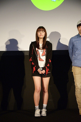 スパガ・浅川梨奈は“台風を呼ぶ女”！主演のゾンビ映画上映で生足披露