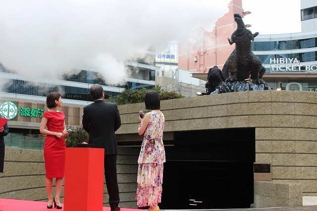 「新・ゴジラ像」が日比谷に上陸！沢口靖子＆浜辺美波、迫力の造形に驚嘆 - 画像2