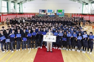 山崎賢人、卒業式にサプライズ登場！生徒300人の校歌斉唱に「泣きそうになった」