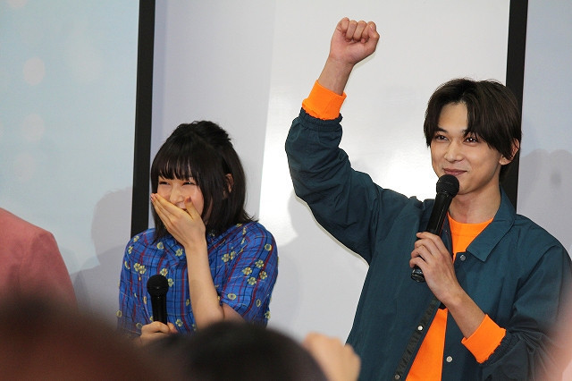 吉沢亮＆佐藤大樹、女子大生の肩抱き2ショット撮影 「ママレード・ボーイ」PRで大盛り上がり
