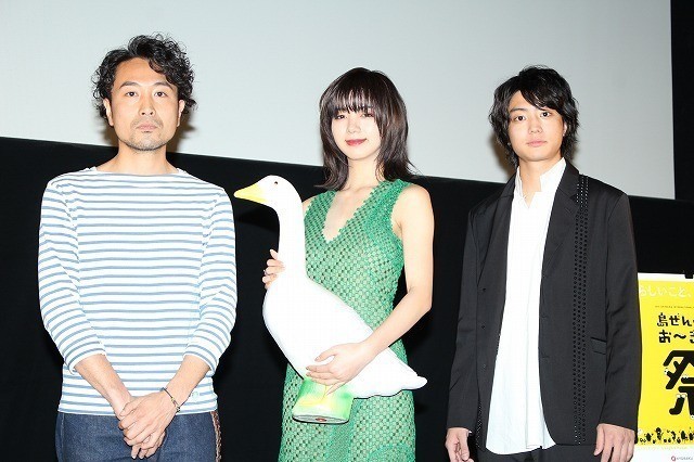 舞台挨拶を行った（左から）片桐健滋監督、 池田エライザ、健太郎