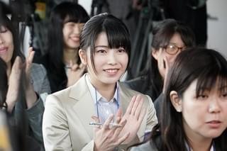 「AKB48」の横山由依が記者役で登場「劇場版ドルメンX」