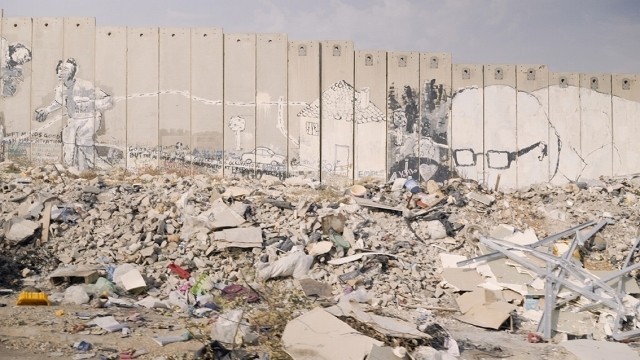 パレスチナの壁に描いたアートに住民激怒、だがその価値は数千万円!?「バンクシーを盗んだ男」場面写真 - 画像7