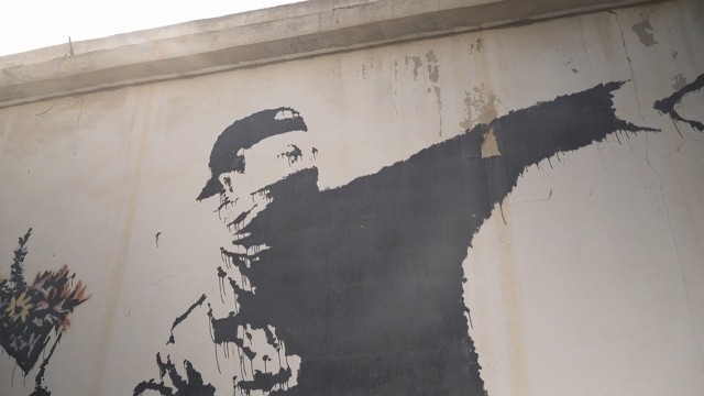 パレスチナの壁に描いたアートに住民激怒、だがその価値は数千万円!?「バンクシーを盗んだ男」場面写真 - 画像4