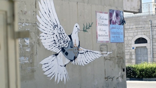 パレスチナの壁に描いたアートに住民激怒、だがその価値は数千万円!?「バンクシーを盗んだ男」場面写真 - 画像6