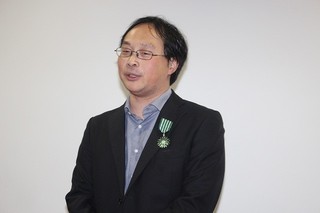 深田晃司監督、密接な関係を築いたフランスの芸術文化勲章「シュバリエ」を受勲