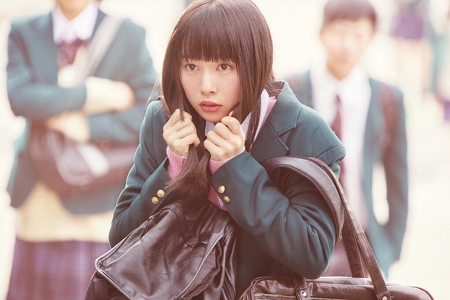 桜井日奈子が“あわわポーズ”！ 平野紫耀主演「ういらぶ。」制服カット 