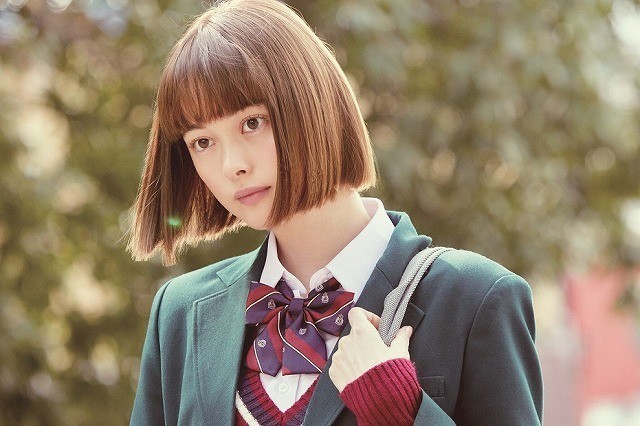 桜井日奈子が“あわわポーズ”！ 平野紫耀主演「ういらぶ。」制服カット披露 - 画像2