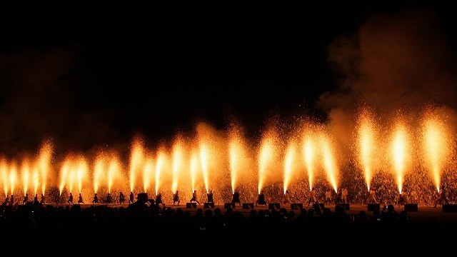 豊橋・手筒花火が夜空を黄金に照らす！「ピース・ニッポン」本編映像披露
