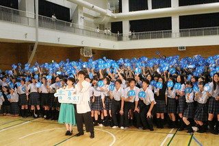 「青夏」葵わかな＆佐野勇斗、高校の終業式にサプライズ登場！生徒1200人にエール