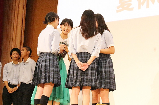 「青夏」葵わかな＆佐野勇斗、高校の終業式にサプライズ登場！生徒1200人にエール