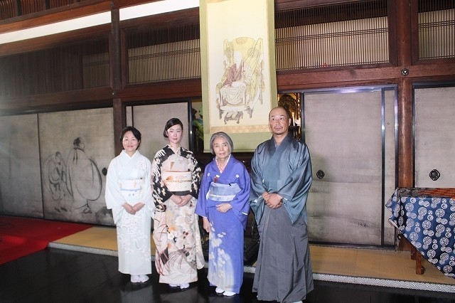 黒木華＆樹木希林、京都・建仁寺で献茶式 艶やか着物姿で「お見合い写真を撮っておこうか」 - 画像1