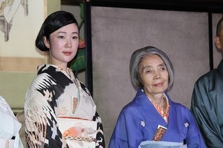 黒木華＆樹木希林、京都・建仁寺で献茶式　艶やか着物姿で「お見合い写真を撮っておこうか」