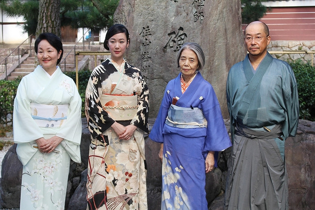 黒木華＆樹木希林、京都・建仁寺で献茶式 艶やか着物姿で「お見合い写真を撮っておこうか」