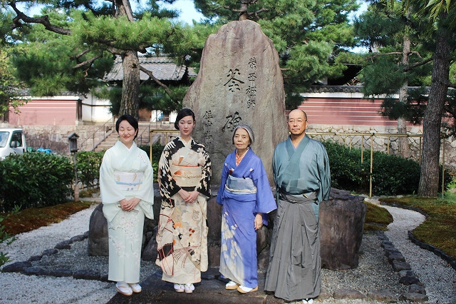 黒木華＆樹木希林、京都・建仁寺で献茶式 艶やか着物姿で「お見合い写真を撮っておこうか」