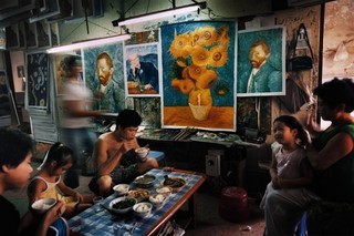 中国、世界最大の複製画村に潜入！　「世界で一番ゴッホを描いた男」場面写真公開
