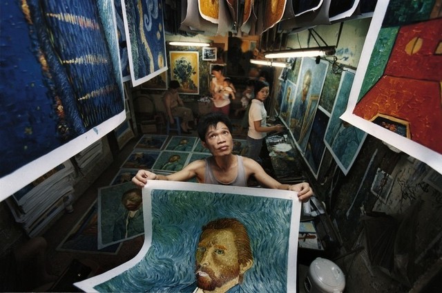 中国、世界最大の複製画村に潜入！ 「世界で一番ゴッホを描いた男」場面写真公開 - 画像1