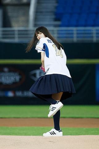 齋藤飛鳥「あの頃、君を追いかけた」の故郷・台湾で人生初の始球式