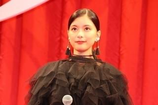 芳根京子が大粒の涙、土屋太鳳が猛烈ハグ！ダブル主演「累」で深めた友情に観客拍手