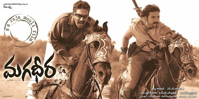 馬で疾走する主演俳優とラージャマウリ監督（左）