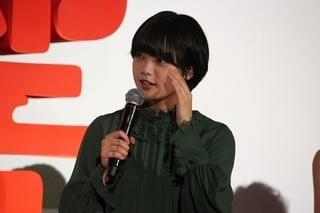 平手友梨奈、北村有起哉の誕生日に“サイマジョ風キック”をプレゼント！