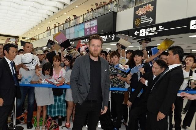 ユアン・マクレガー「念願かなった」初来日！ ファン500人が熱狂